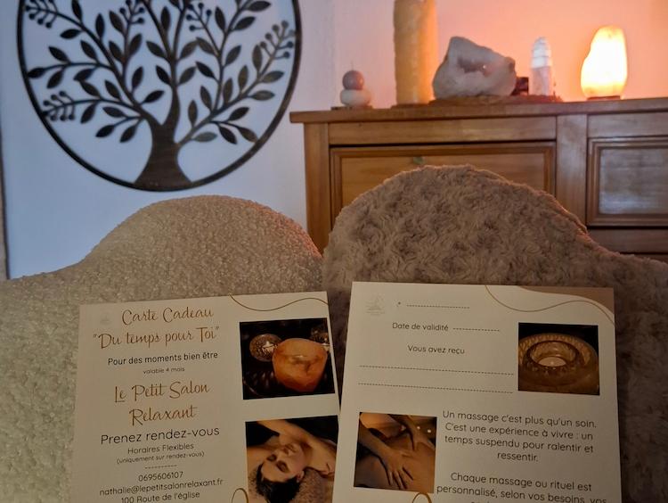 Photographie d'une carte cadeau contre un oreiller en forme de coeur.