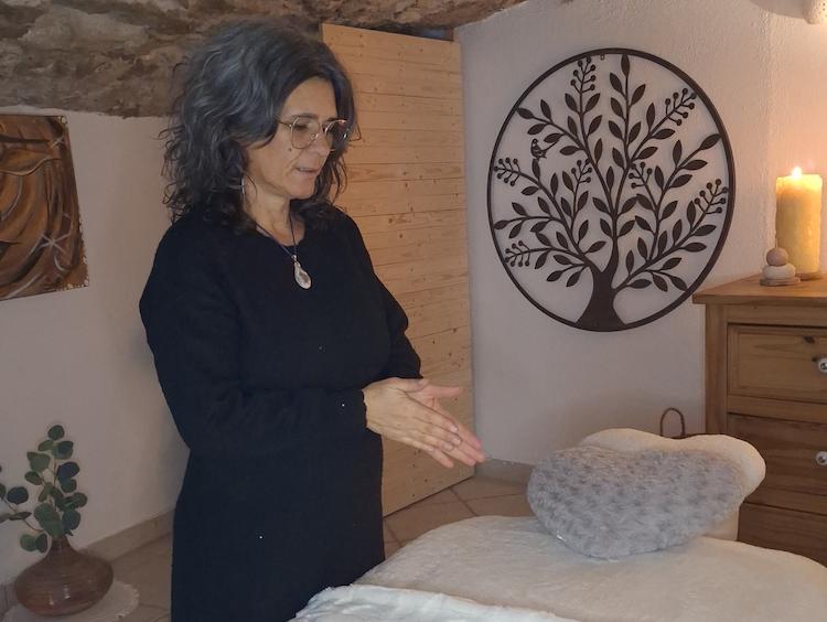 Photographie de Nathalie frottant ses mains pour les réchauffer.