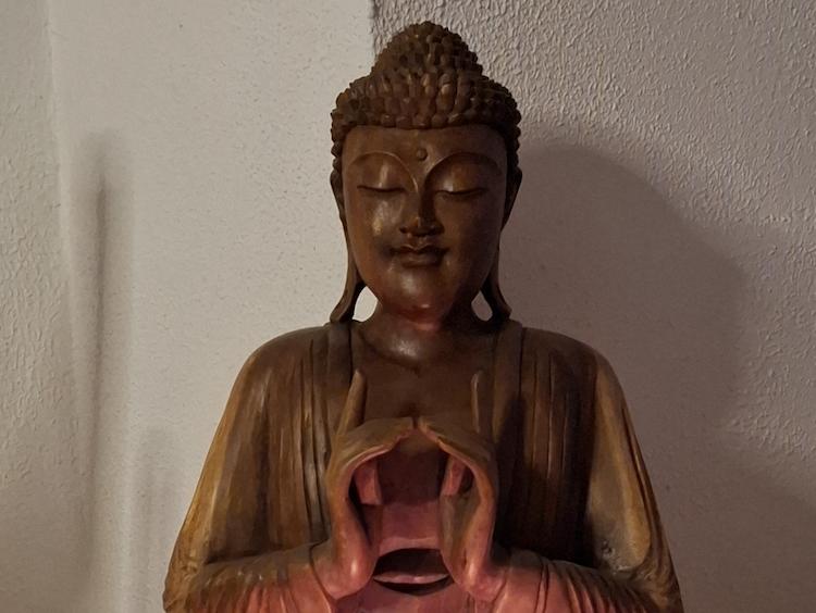 Photographie d'une statue de Bouddha.