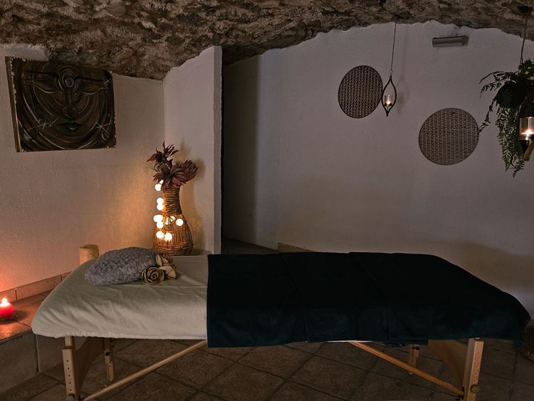 Photographie d'une table de massage dans un cadre intérieur agréable