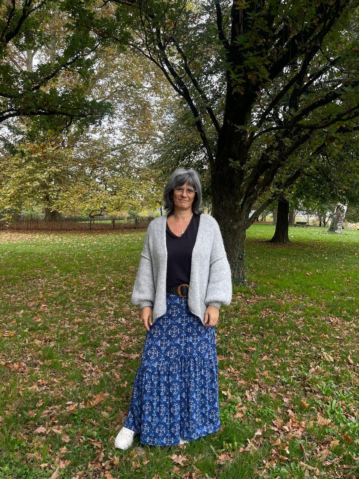 Nathalie Bossu-Ragis debout dans un parc