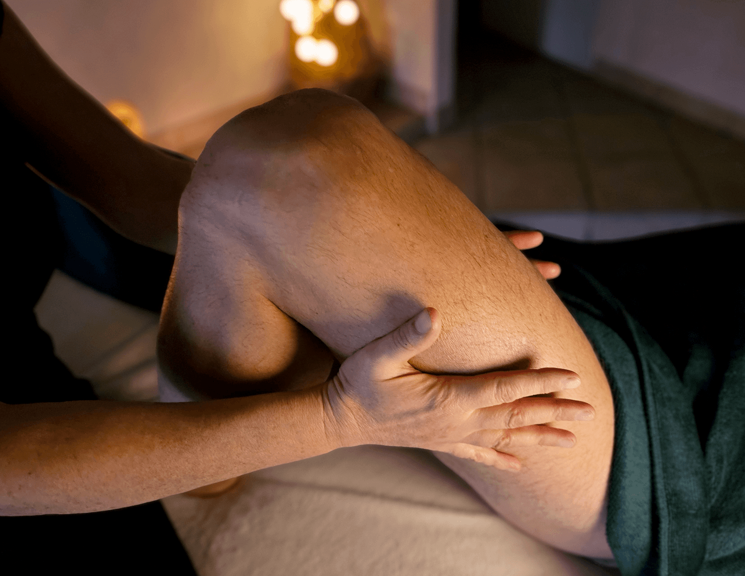 Photographie d'un plan rapproché de Nathalie massant une cuisse.